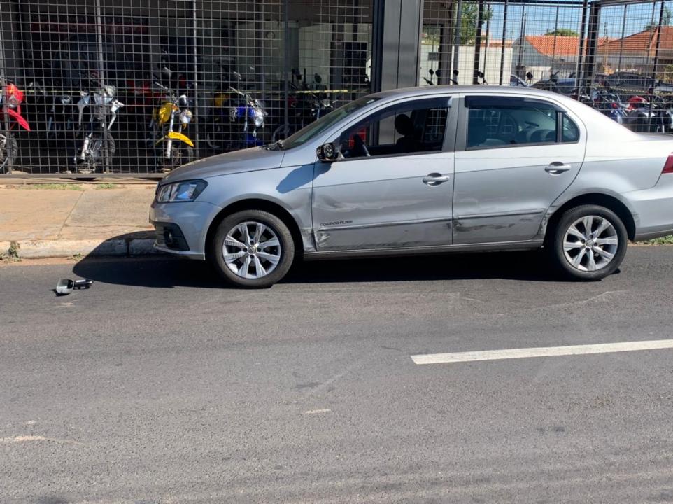 Foto 5 de 5 — Carro invade garagem de veículos após acidente na Vila Xavier